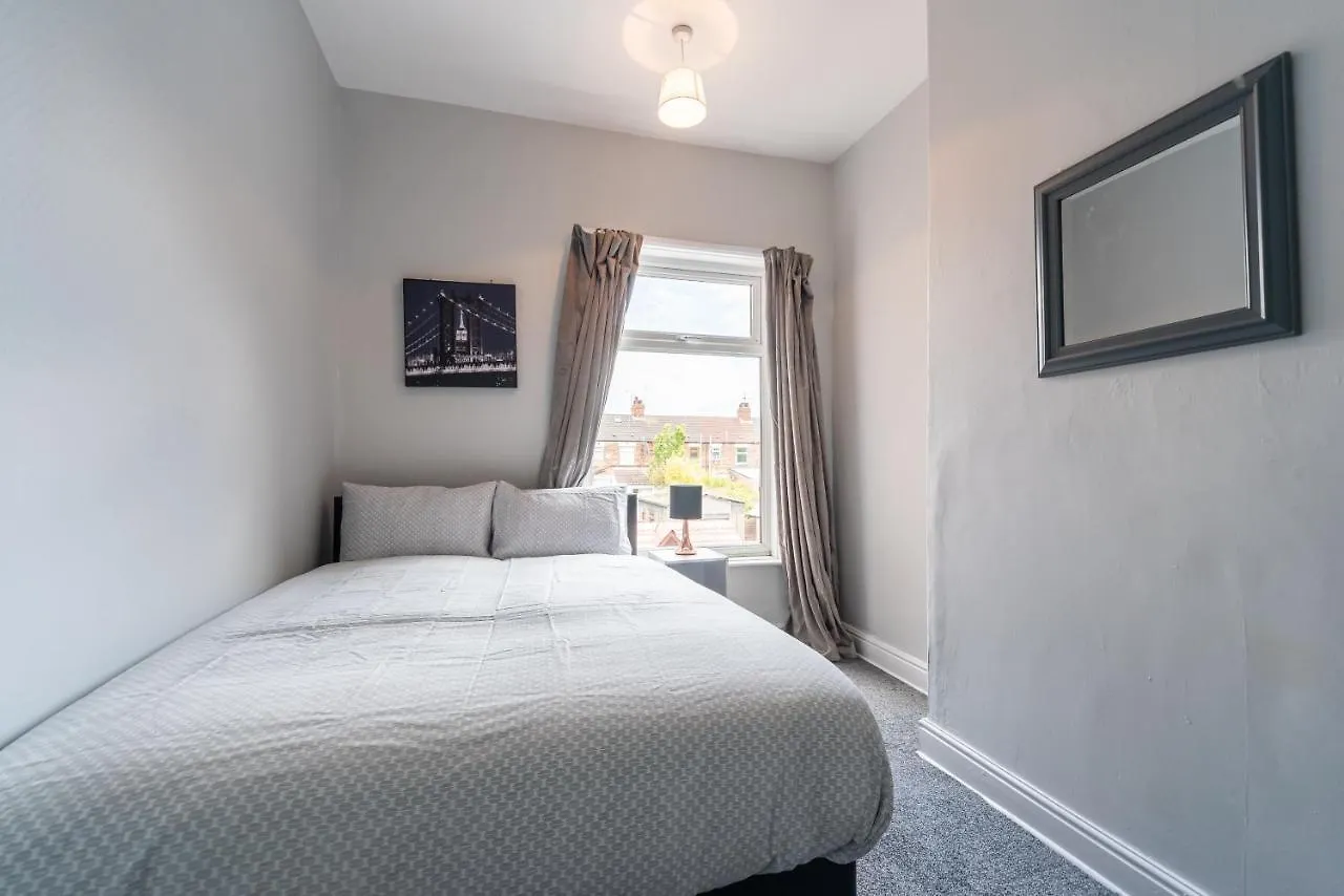 Casa de Férias 3 Bedroom Hull Sleeps 6 Glam Contractor & Leisure & Families Close To Clough Rd Kingston upon Hull Reino Unido